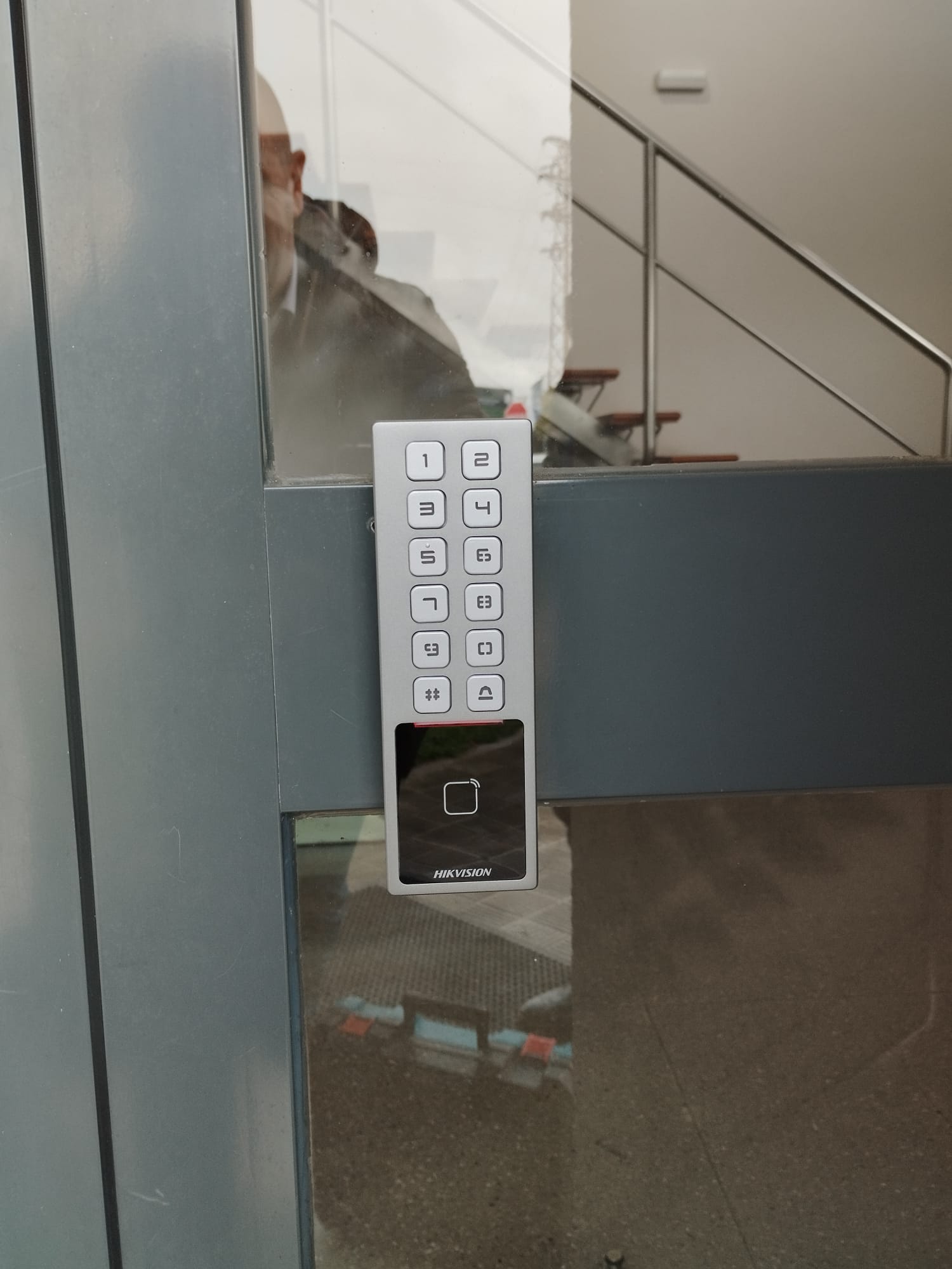 FLESHLIGHT Instalación control de accesos tarjeta y contraseña