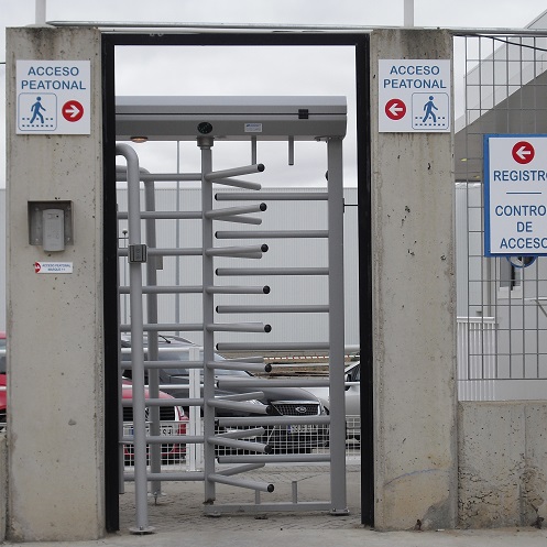 torno-control-acceso-vertical Control de accesos con torno vertical