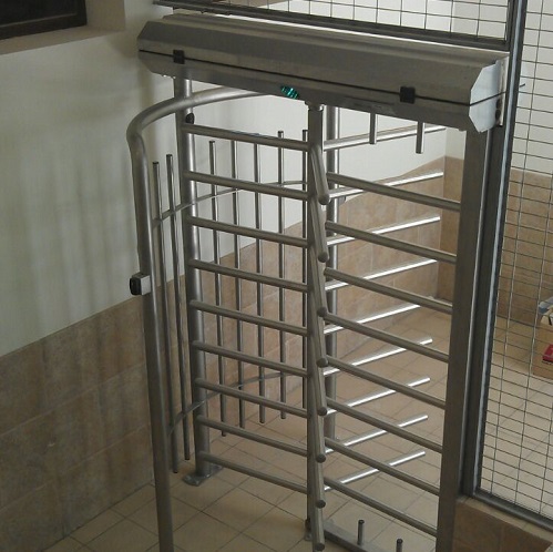 torno-vertcal-instalado-en-jabugo Accesos en Jabugo
