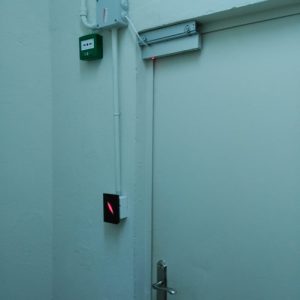 Control de acceso con apertura de puerta con electo-imán